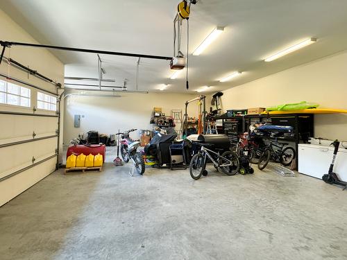 3175 Valleyview Road, Penticton, BC - Indoor Photo Showing Garage