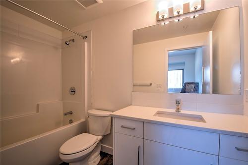 208-3409 28 Avenue, Vernon, BC - Indoor Photo Showing Bathroom