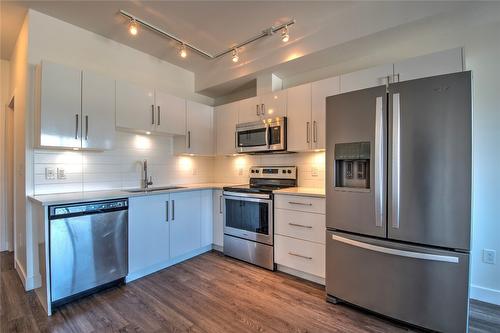 208-3409 28 Avenue, Vernon, BC - Indoor Photo Showing Kitchen With Upgraded Kitchen