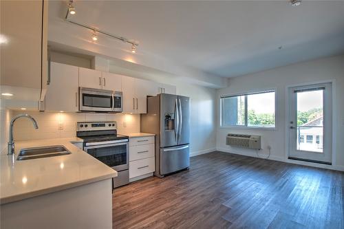 208-3409 28 Avenue, Vernon, BC - Indoor Photo Showing Kitchen With Double Sink With Upgraded Kitchen