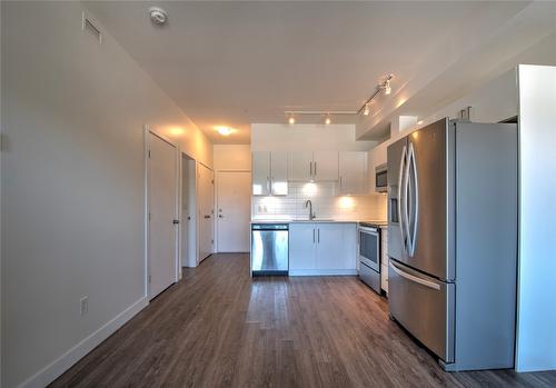 208-3409 28 Avenue, Vernon, BC - Indoor Photo Showing Kitchen