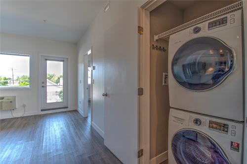 208-3409 28 Avenue, Vernon, BC - Indoor Photo Showing Laundry Room