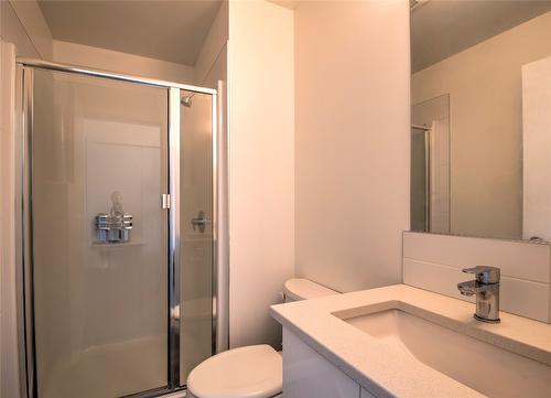 208-3409 28 Avenue, Vernon, BC - Indoor Photo Showing Bathroom