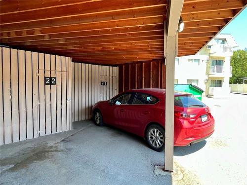 202-1410 Penticton Avenue, Penticton, BC - Indoor Photo Showing Garage