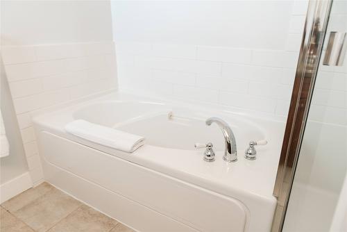 5403-4034 Pritchard Drive, West Kelowna, BC - Indoor Photo Showing Bathroom