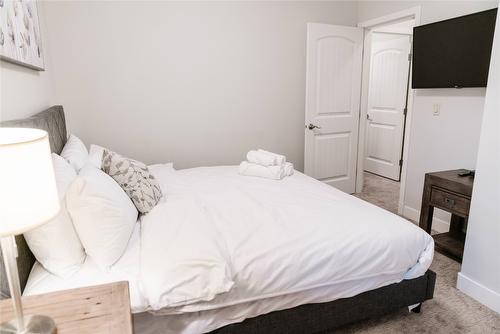 5403-4034 Pritchard Drive, West Kelowna, BC - Indoor Photo Showing Bedroom