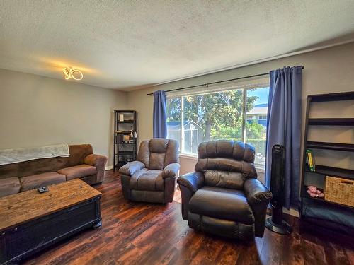 4108 35A Street, Vernon, BC - Indoor Photo Showing Living Room