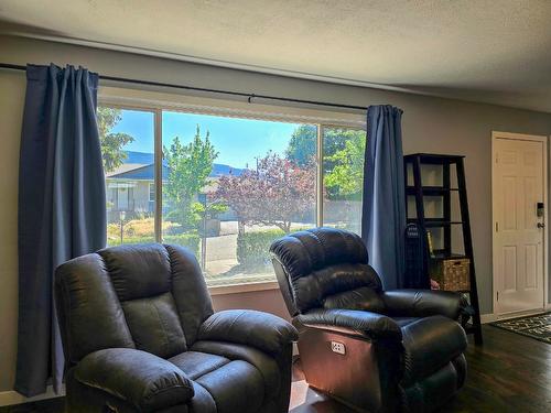 4108 35A Street, Vernon, BC - Indoor Photo Showing Living Room