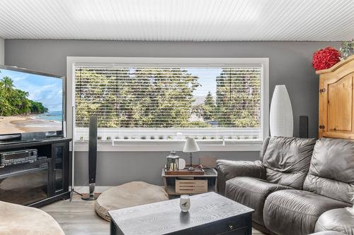 6242 Whinton Crescent, Peachland, BC - Indoor Photo Showing Living Room