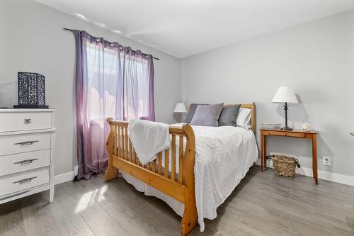 6242 Whinton Crescent, Peachland, BC - Indoor Photo Showing Bedroom