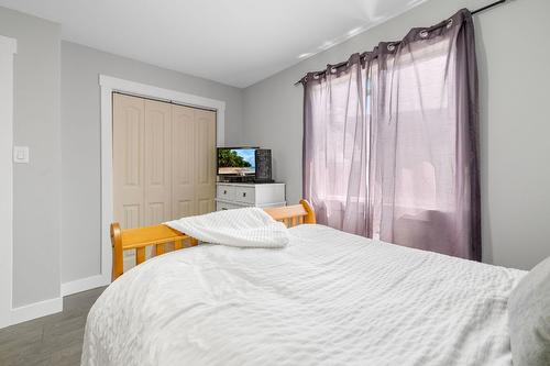 6242 Whinton Crescent, Peachland, BC - Indoor Photo Showing Bedroom