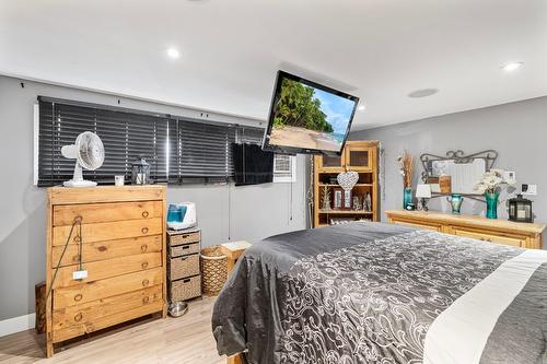 6242 Whinton Crescent, Peachland, BC - Indoor Photo Showing Bedroom