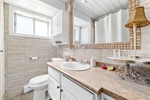 6242 Whinton Crescent, Peachland, BC - Indoor Photo Showing Bathroom