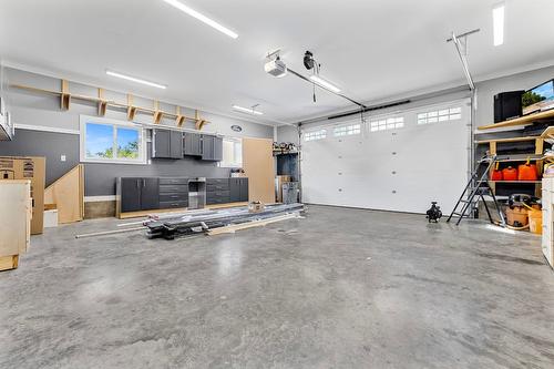 6242 Whinton Crescent, Peachland, BC - Indoor Photo Showing Garage