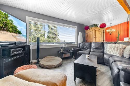 6242 Whinton Crescent, Peachland, BC - Indoor Photo Showing Living Room