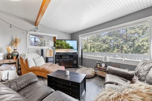 6242 Whinton Crescent, Peachland, BC - Indoor Photo Showing Living Room