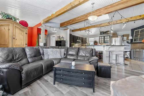 6242 Whinton Crescent, Peachland, BC - Indoor Photo Showing Living Room