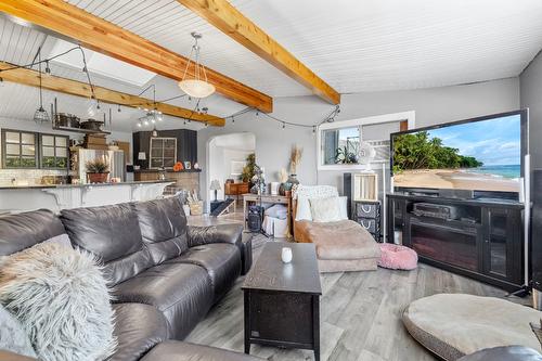 6242 Whinton Crescent, Peachland, BC - Indoor Photo Showing Living Room