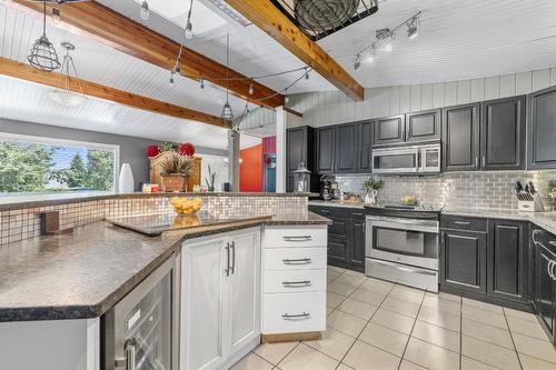 6242 Whinton Crescent, Peachland, BC - Indoor Photo Showing Kitchen With Upgraded Kitchen