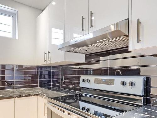 Kitchen - 3515 Boul. Décarie, Montréal (Côte-Des-Neiges/Notre-Dame-De-Grâce), QC - Indoor Photo Showing Kitchen With Upgraded Kitchen