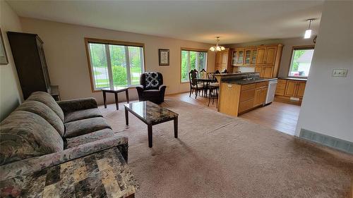 553 Crosstown Avenue, Arborg, MB - Indoor Photo Showing Living Room