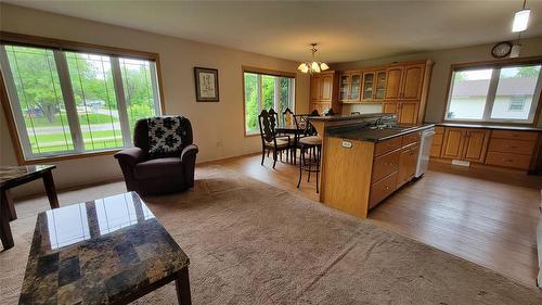 553 Crosstown Avenue, Arborg, MB - Indoor Photo Showing Living Room