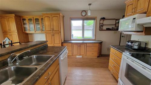 553 Crosstown Avenue, Arborg, MB - Indoor Photo Showing Kitchen With Double Sink