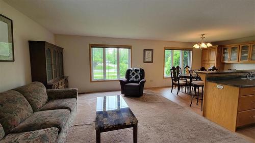 553 Crosstown Avenue, Arborg, MB - Indoor Photo Showing Living Room