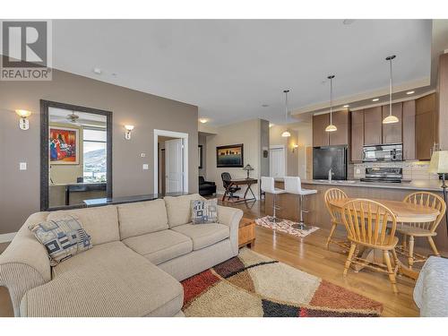 1329 Ellis Street Unit# 1005, Kelowna, BC - Indoor Photo Showing Living Room