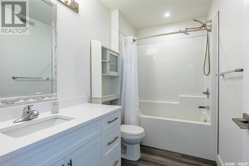 1037 Maplewood Drive, Moose Jaw, SK - Indoor Photo Showing Bathroom