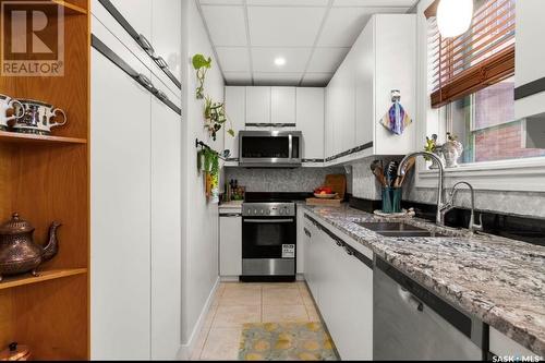 414 2305 Victoria Avenue, Regina, SK - Indoor Photo Showing Kitchen With Double Sink