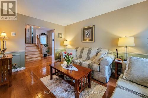 7994 Oakridge Drive, Niagara Falls, ON - Indoor Photo Showing Living Room