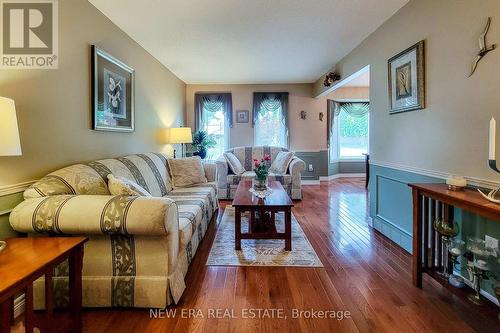 7994 Oakridge Drive, Niagara Falls, ON - Indoor Photo Showing Living Room