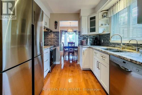 7994 Oakridge Drive, Niagara Falls, ON - Indoor Photo Showing Kitchen With Stainless Steel Kitchen With Double Sink With Upgraded Kitchen