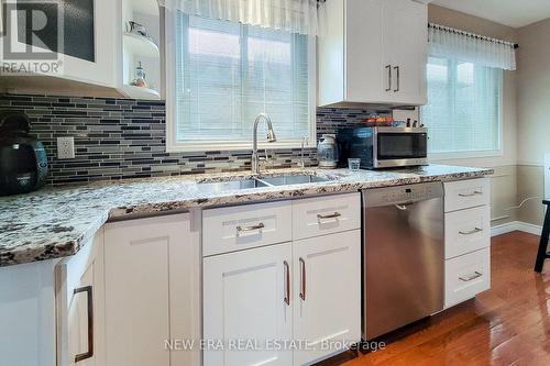 7994 Oakridge Drive, Niagara Falls, ON - Indoor Photo Showing Kitchen