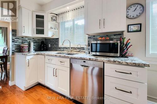 7994 Oakridge Drive, Niagara Falls, ON - Indoor Photo Showing Kitchen With Upgraded Kitchen