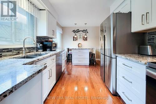 7994 Oakridge Drive, Niagara Falls, ON - Indoor Photo Showing Kitchen With Stainless Steel Kitchen With Double Sink With Upgraded Kitchen