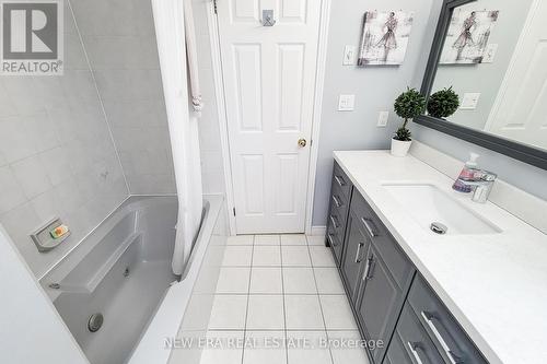 7994 Oakridge Drive, Niagara Falls, ON - Indoor Photo Showing Bathroom