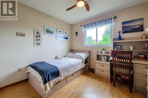 7994 Oakridge Drive, Niagara Falls, ON - Indoor Photo Showing Bedroom