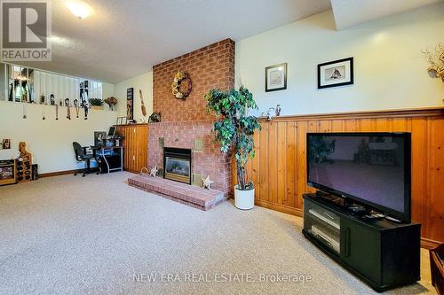 7994 Oakridge Drive, Niagara Falls, ON - Indoor With Fireplace