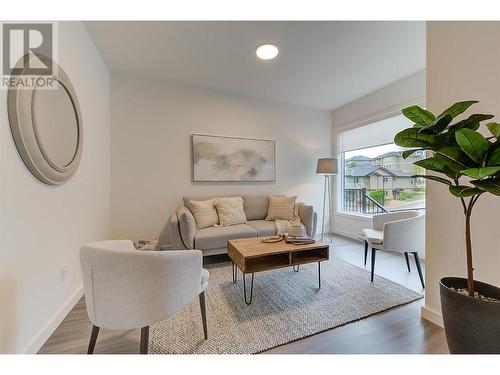 685 Boynton Place Unit# 62, Kelowna, BC - Indoor Photo Showing Living Room