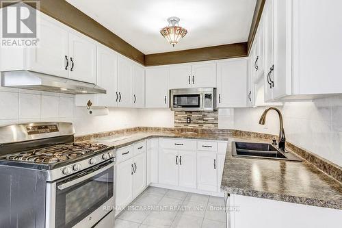 10 Summerfield Avenue, Hamilton (Stoney Creek Mountain), ON - Indoor Photo Showing Kitchen With Double Sink With Upgraded Kitchen