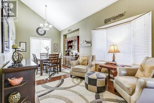 10 Summerfield Avenue, Hamilton (Stoney Creek Mountain), ON - Indoor Photo Showing Living Room