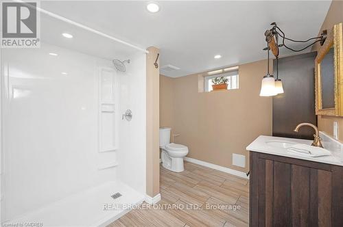 264 Winona Road, Hamilton (Winona), ON - Indoor Photo Showing Bathroom