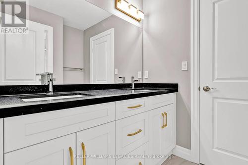 552 Chelton Road, London, ON - Indoor Photo Showing Bathroom