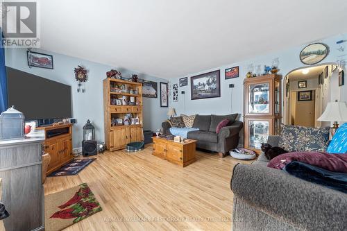 70 Dundas Street W, Greater Napanee, ON - Indoor Photo Showing Living Room