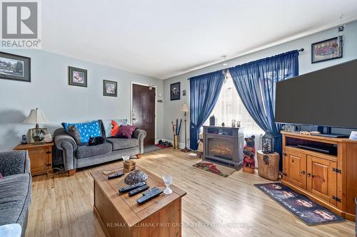 70 Dundas Street W, Greater Napanee, ON - Indoor Photo Showing Living Room