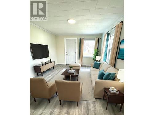 1021 Willow Street, Okanagan Falls, BC - Indoor Photo Showing Living Room