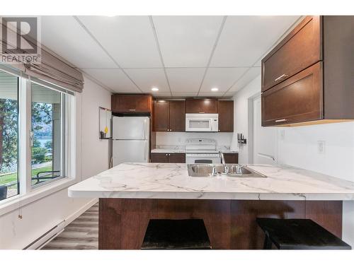 174 Ponderosa Avenue, Kaleden, BC - Indoor Photo Showing Kitchen