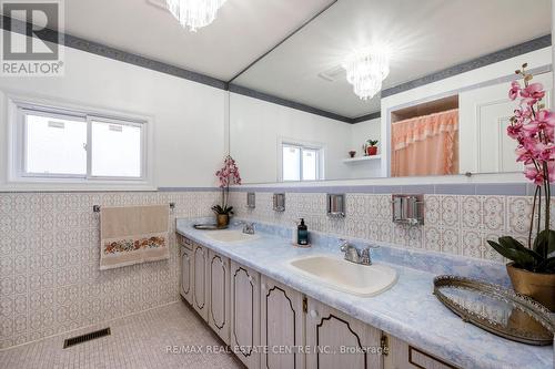 940 Stone Church Road E, Hamilton (Templemead), ON - Indoor Photo Showing Bathroom